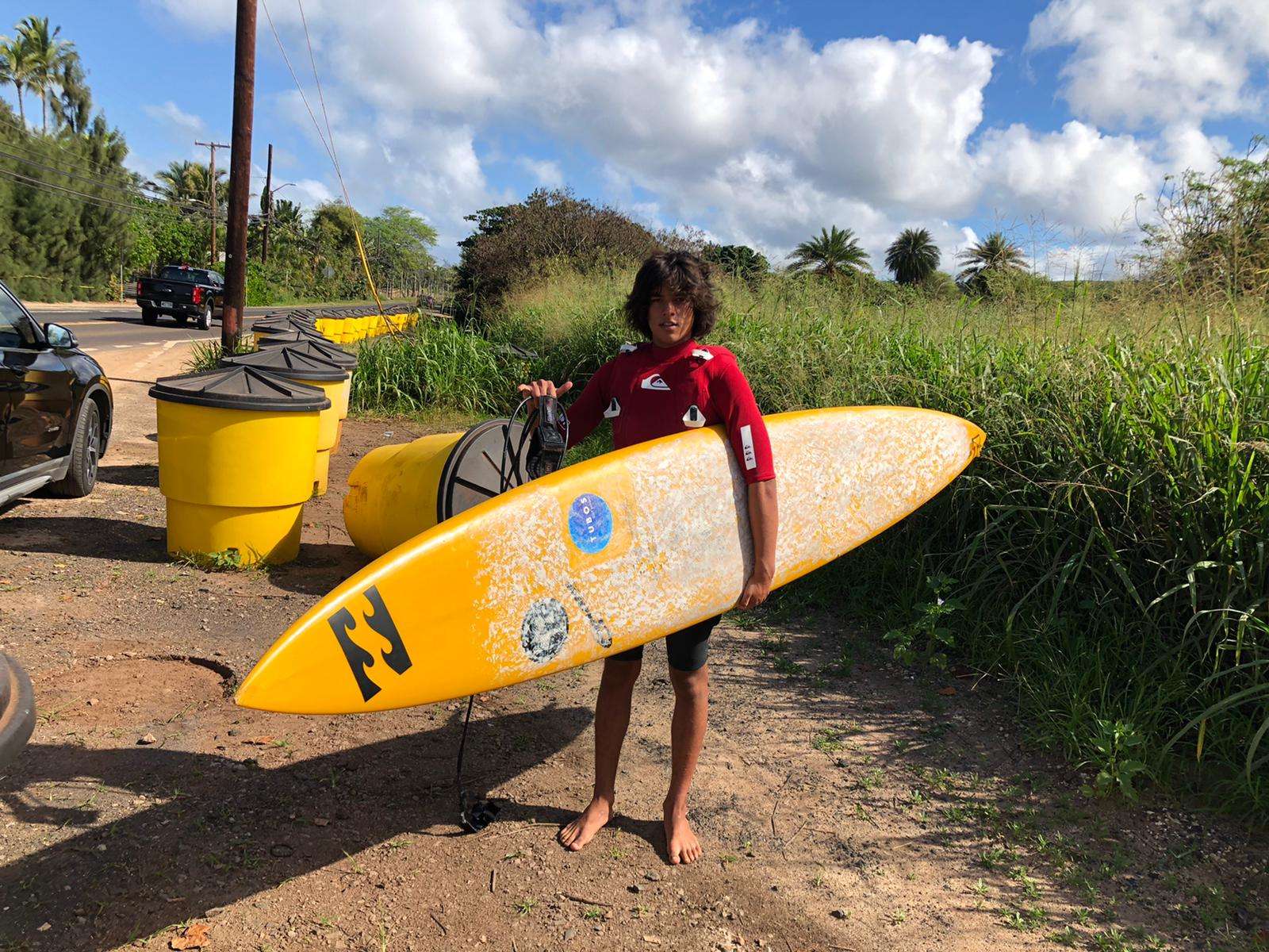 Juvenil Carlos Zevallos en olas grandes de Hawái 
