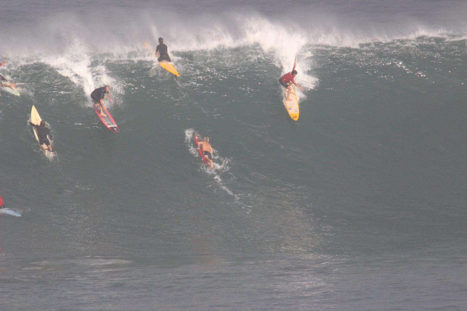 Juvenil Carlos Zevallos en olas grandes de Hawái 