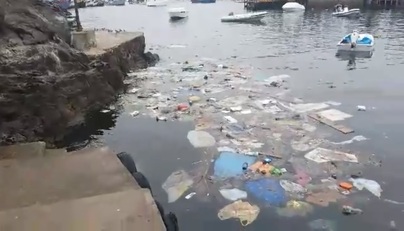 Residentes de Pucusana se enfrentan por contaminaci&oacute;n&nbsp;de playa