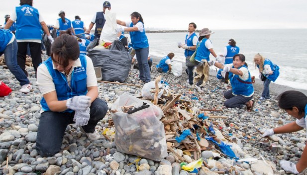 Ministerio de Ambiente encabeza limpieza de playas en San Bartolo y Cerro Azul