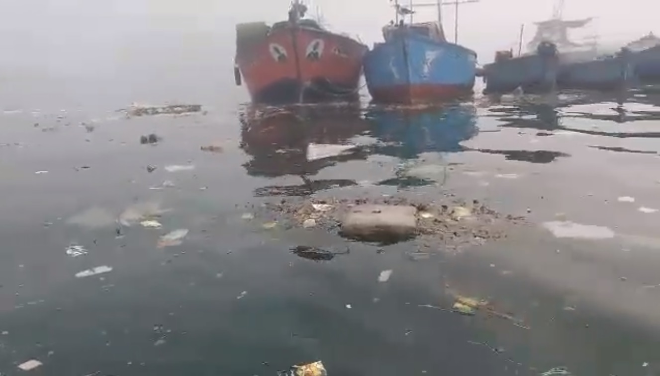 Nueva denuncia por contaminaci&oacute;n en mar de Pucusana 