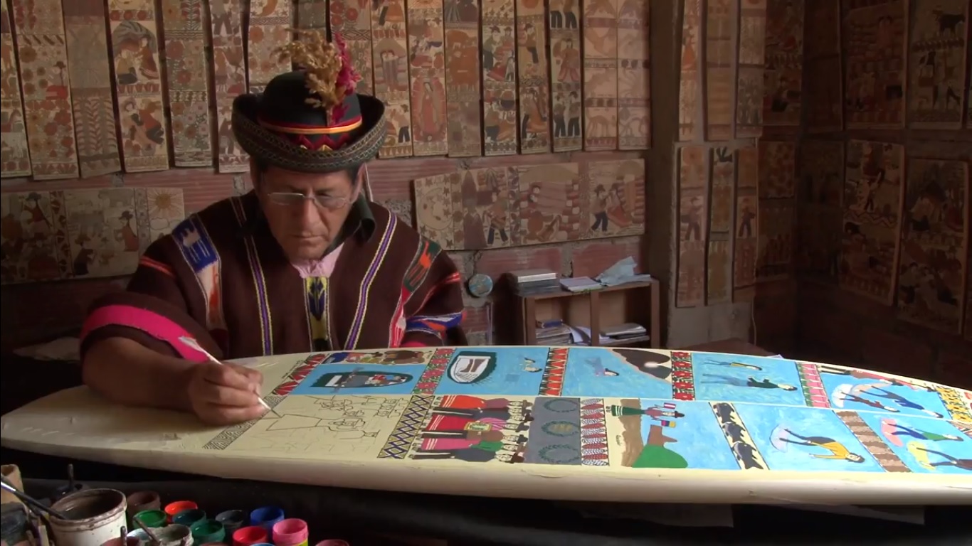 As&iacute; se pint&oacute; la primera tabla de surf grabada con el arte de Sarhua