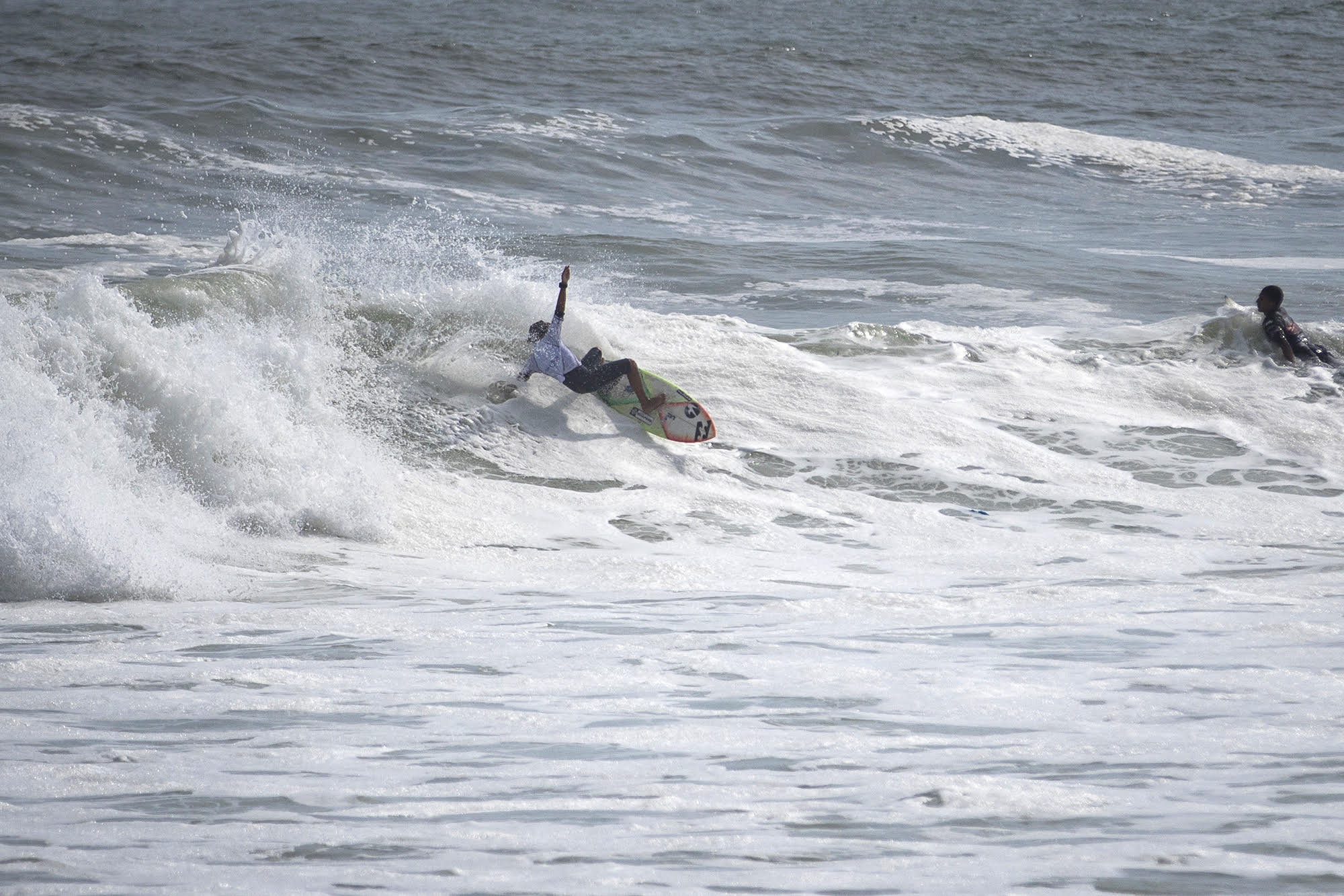 [PORTADA] Carlos Zevallos ejecutando un layback en Punta Roquitas
