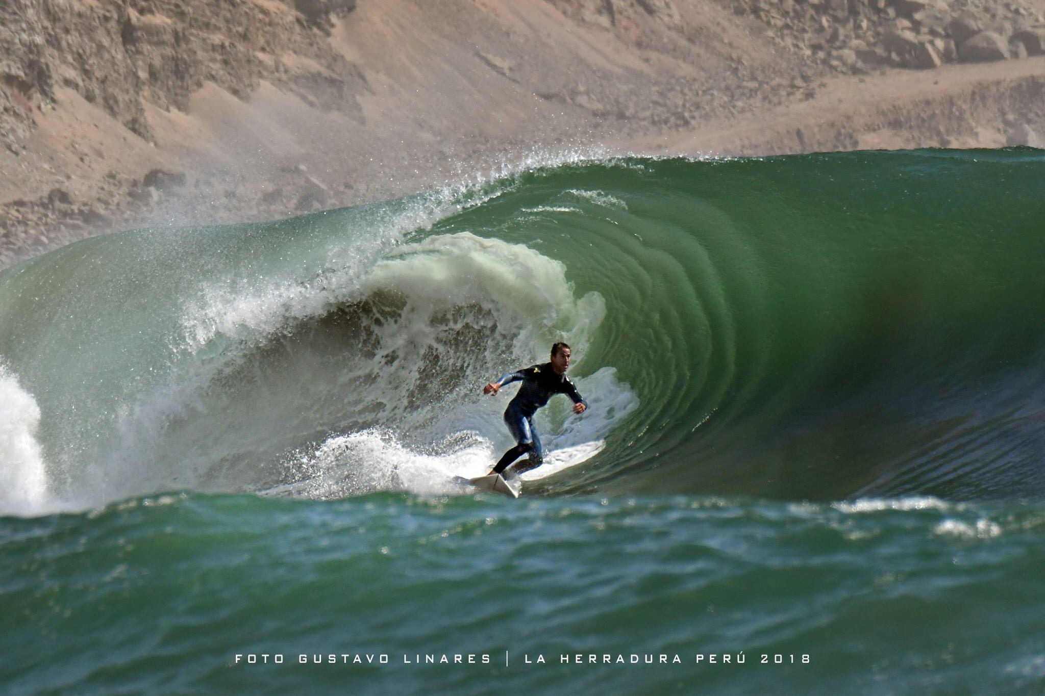 [PORTADA] Gonzalo Galimberti en una izquierda tubular extrema - La Herradura