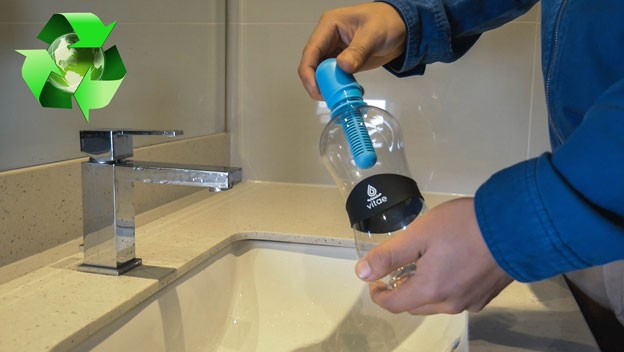 La botella que filtra el agua de ca&ntilde;o y no contamina