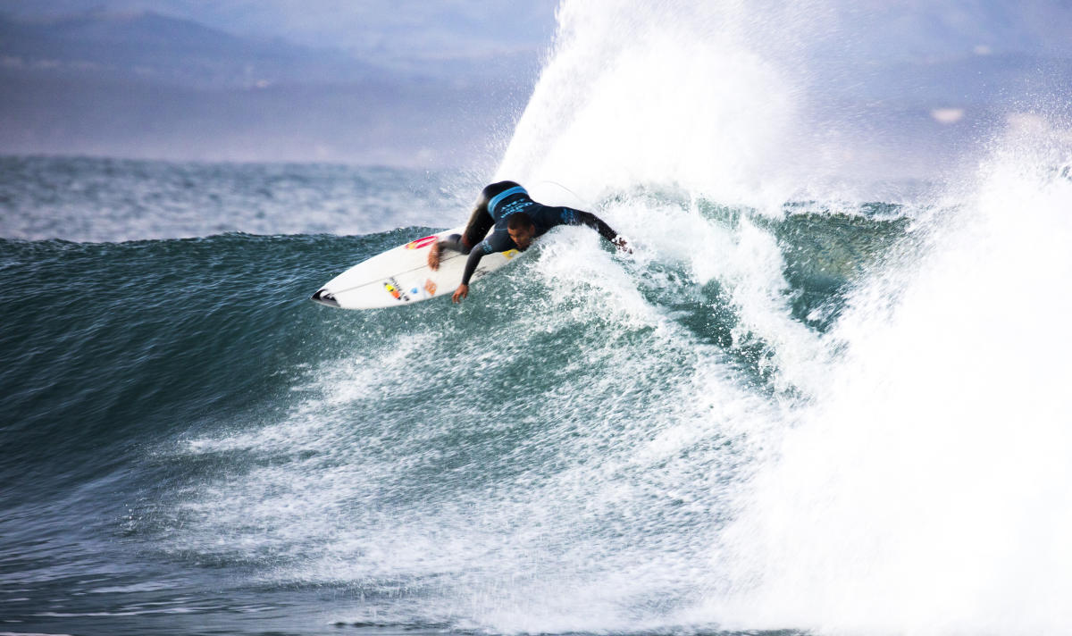 Filipe Toledo da show en la apertura del Corona Open J-Bay