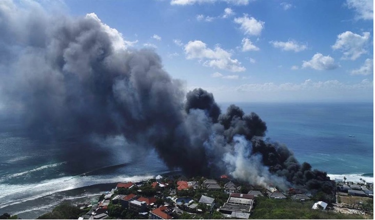 Fuego destruye edificios en la zona tur&iacute;stica de Bali