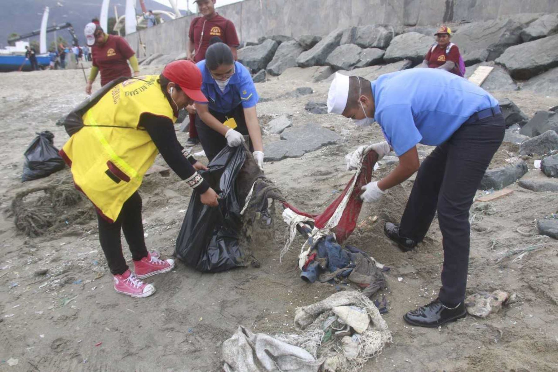 Chimbote: 5 toneladas de basura fueron recogidos en playa La Caleta 