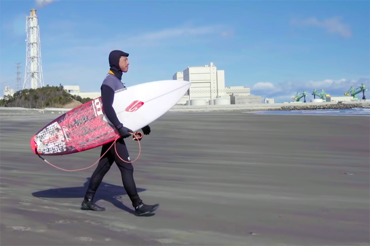 Japoneses desaf&iacute;an la radiaci&oacute;n y vuelven a surfear en Fukushima