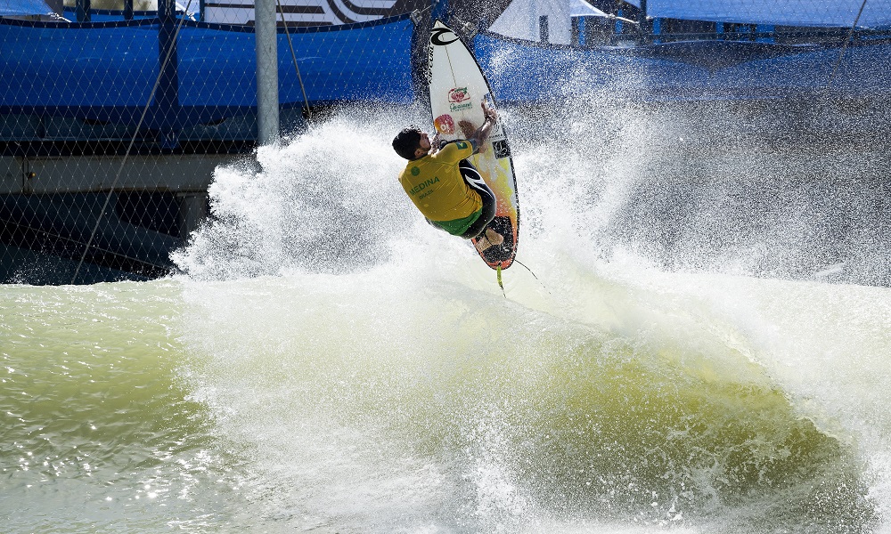 Medina termina el 2do d&iacute;a del Surf Ranch Pro como l&iacute;der