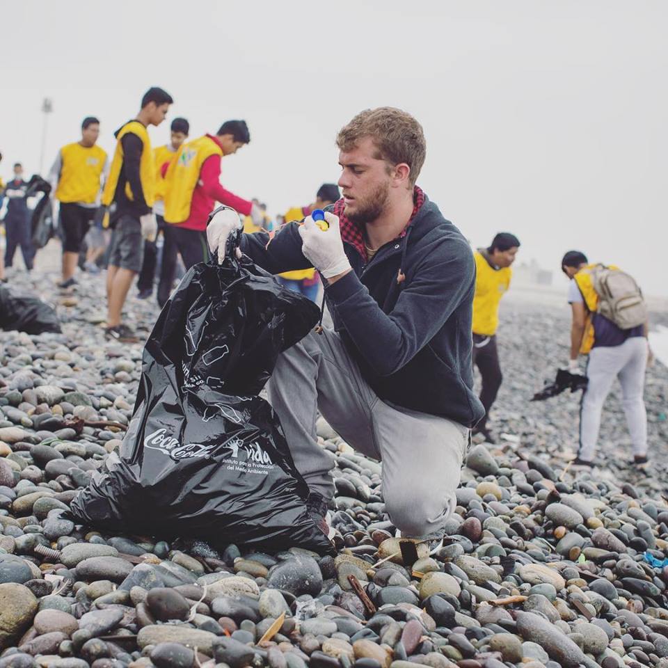 Recogen toneladas de desperdicios en playas y r&iacute;os de la Costa peruana