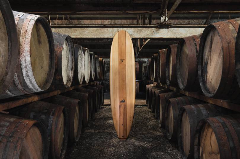 Tabla de surf hecha de barriles de whisky escoc&eacute;s