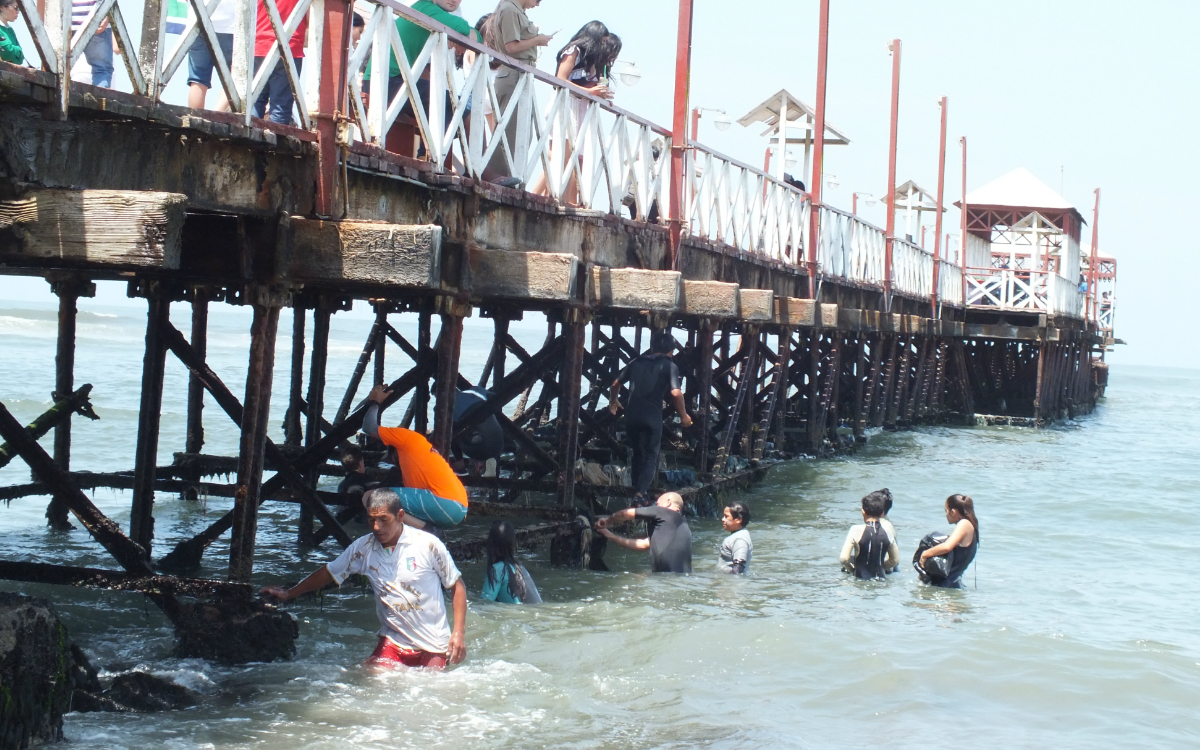Más de 3 toneladas de basura fueron recogidos en Huanchaco | Olas Perú ...