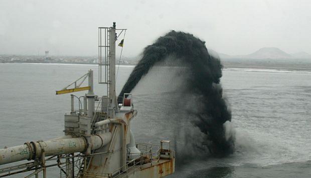 Comienzan trabajos de dragado en puerto de Salaverry
