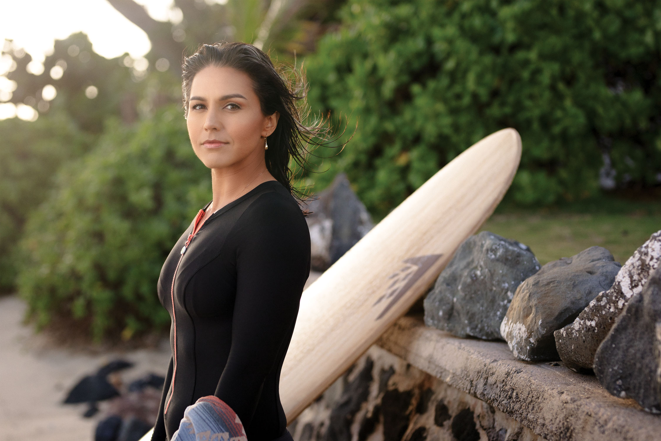 Surfer y veterana de guerra, la mujer que podr&iacute;a arrebatarle el puesto a Trump