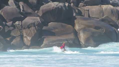 El rescate de su surfista atrapado entre las piedras y la fuerte corriente 