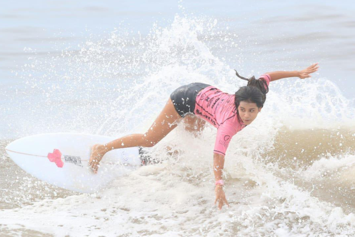 Muere surfista Katherine D&iacute;az tras ser impactada por un rayo 