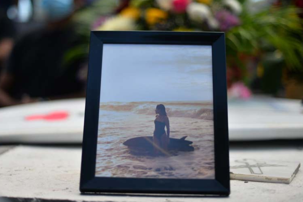 Surfistas y amigos despiden a Katherine D&iacute;az 
