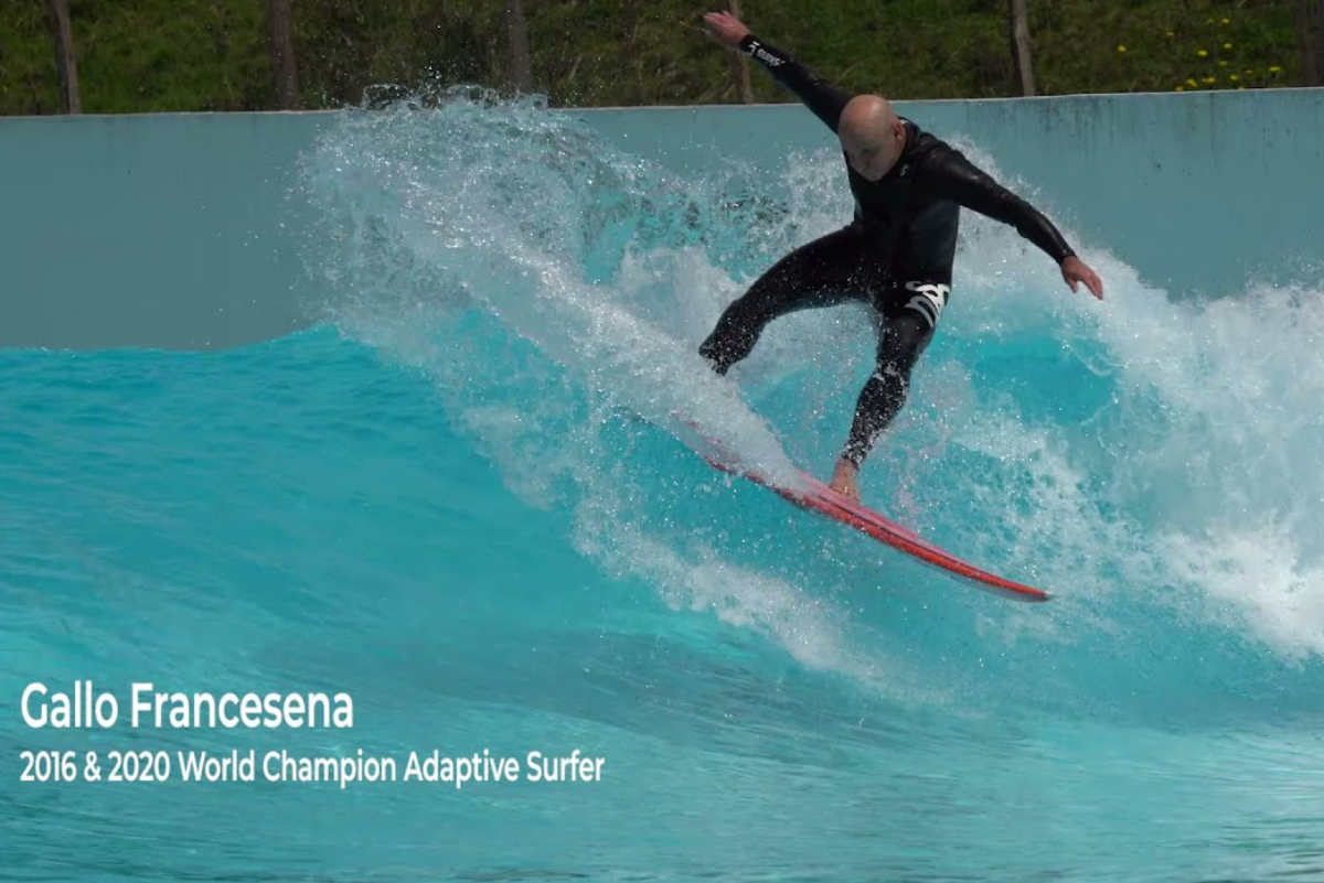 Surfista invidente la rompe sobre olas artificiales