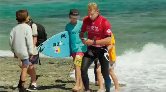 Mick Fanning es eliminado y regala su tabla 