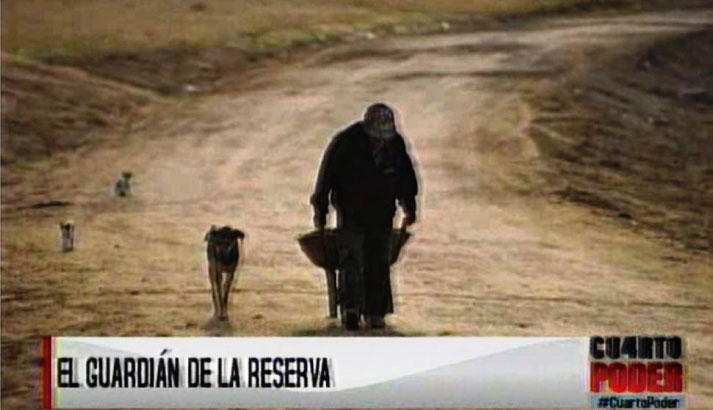 El Guardi&aacute;n de la Reserva, el anciano que limpia completamente solo las playas de Paracas 