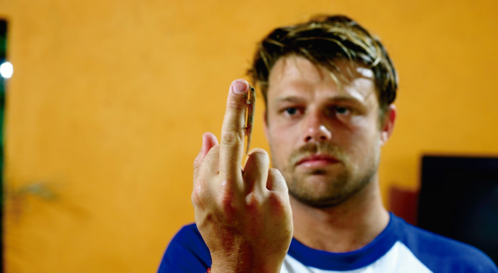 Backdoor le quiebra una v&eacute;rtebra a Dane Reynolds   
