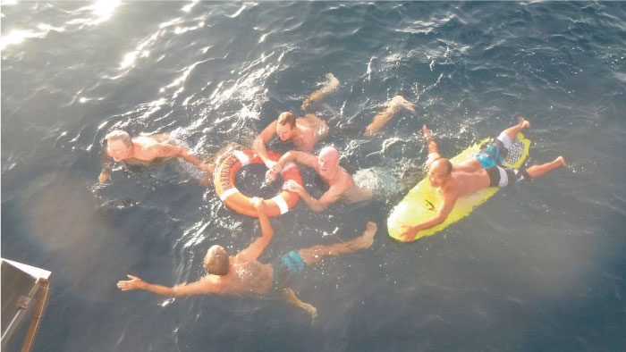 Surfista de 50 a&ntilde;os tuvo que nadar m&aacute;s de un d&iacute;a entero para salvar su vida en el mar de Indonesia