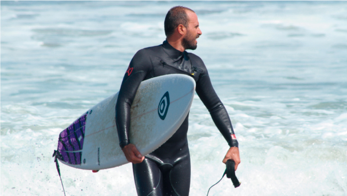 Javier Swayne aplicando conocimiento dentro de los tubos norte&ntilde;os, con su Quiver Surfboard 