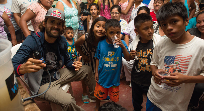 Gabriel Villarán y ONG Wave For Waters llegan con purificadores de agua para los damnificados 
