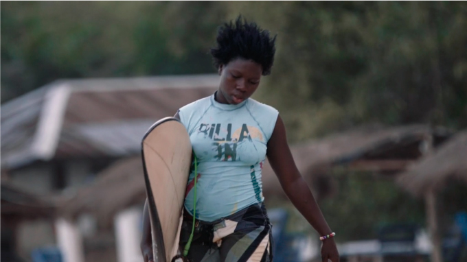 Kadiatu Kamaru, la primera mujer surfista de Sierra Leona 
