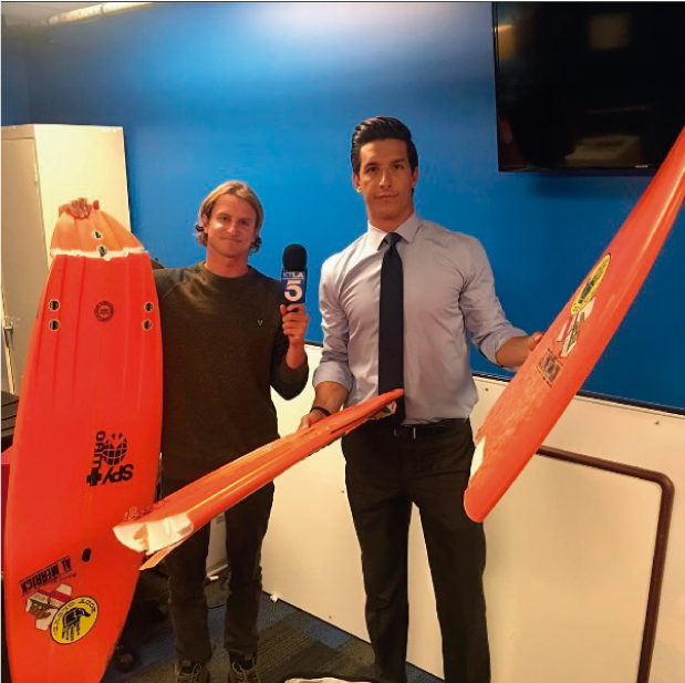Alex Gray denuncia en redes a American Airlines por destrozar sus tablas 