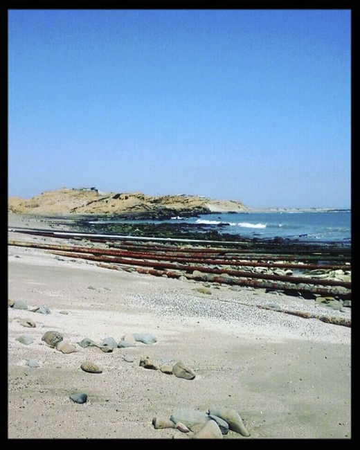 Contaminaci&oacute;n en playa Lobitos por tubos met&aacute;licos oxidados 
