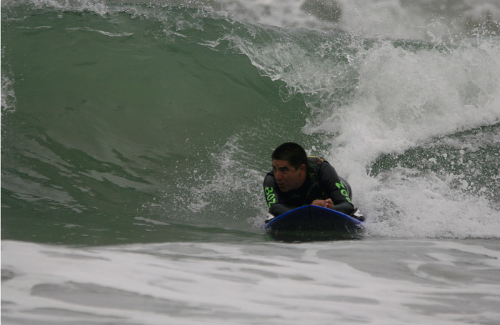 Pancho Arbulú alista maletas y participará en competencia de surf adaptado en Hawaii