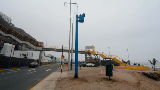 Miraflores instala ocho postes de alerta de tsunamis en sus playas
