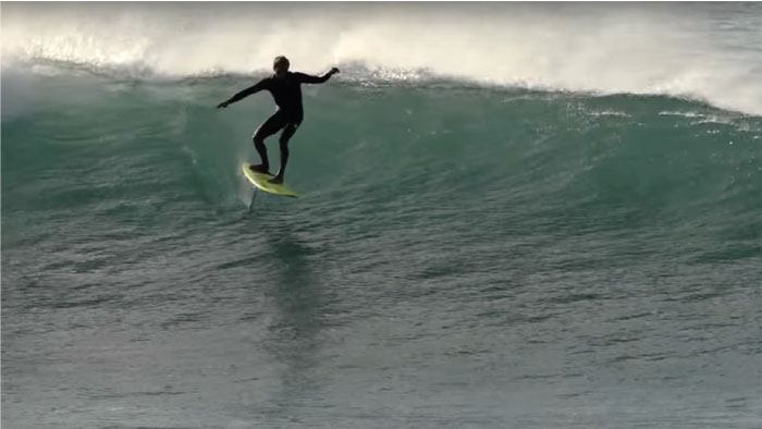 Kai Lenny surfea con su hydrofoil en Sunset Beach 
