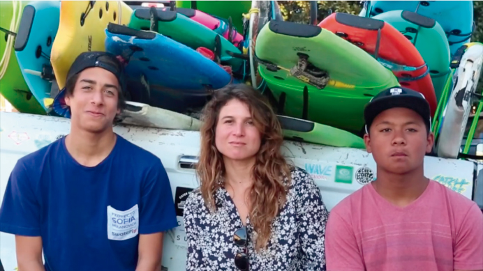 Los chicos del Proyecto Sofia Mulanovich surfeando en California
