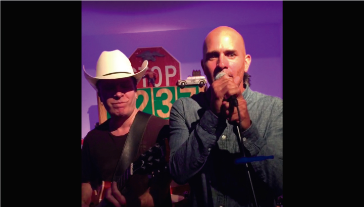 Y as&iacute; es c&oacute;mo el multifac&eacute;tico Kelly Slater entretiene a un bar cantando "One Love", de Bob Marley