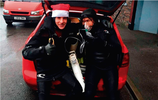 Tom Lowe casi pierde la vida surfeando en Irlanda 
