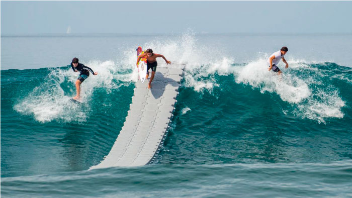 As&iacute; se construy&oacute; la plataforma flotante para coger olas 
