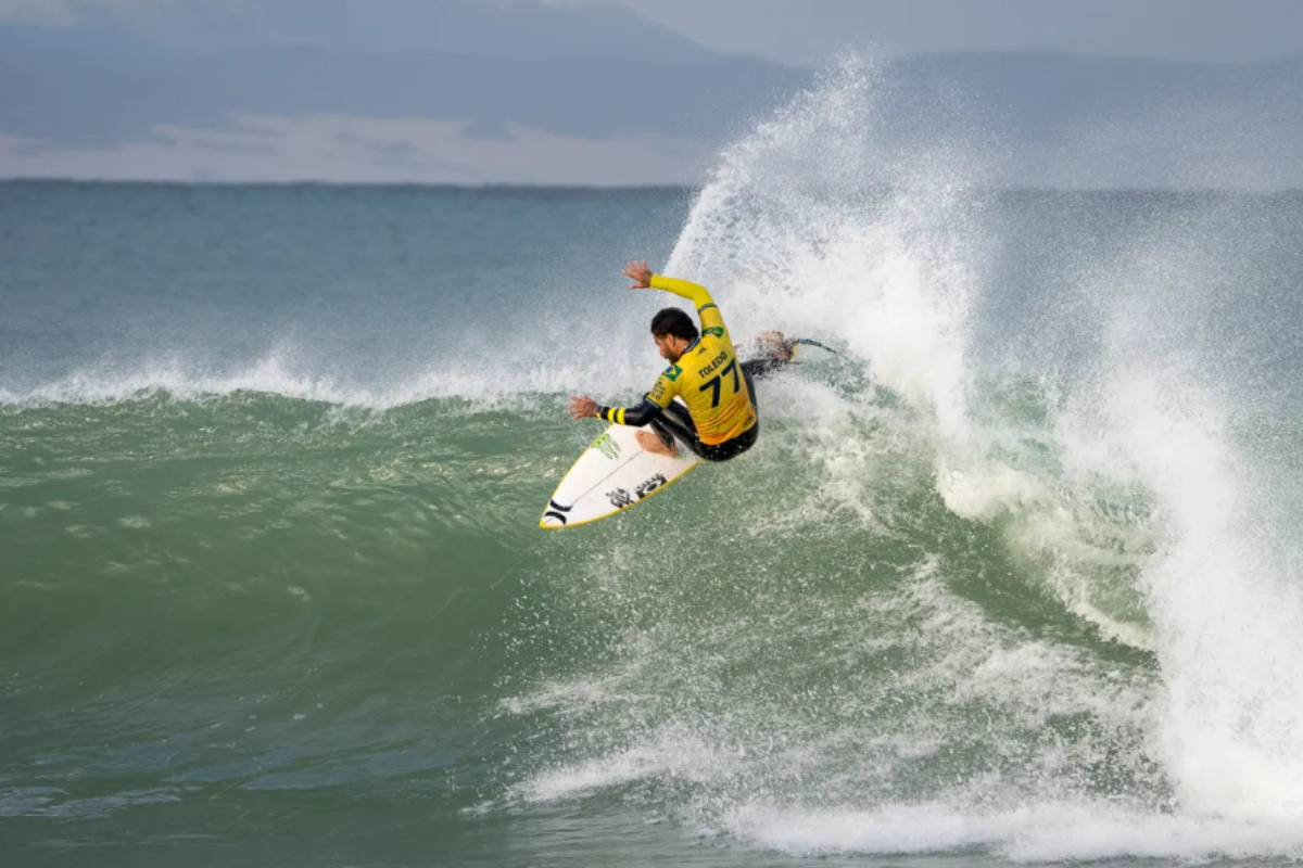 Filipe Toledo da espect&aacute;culo en J-Bay y conquista Sud&aacute;frica por tercera vez
